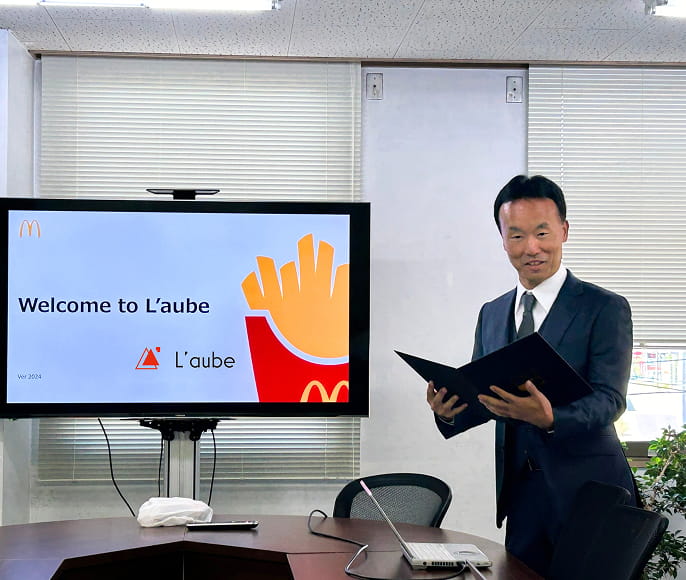 会議で発表する代表の写真